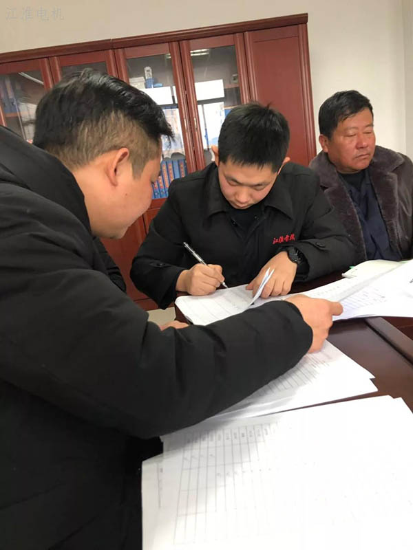 江淮電機黨員填寫民主評議表后，進行統計匯總。